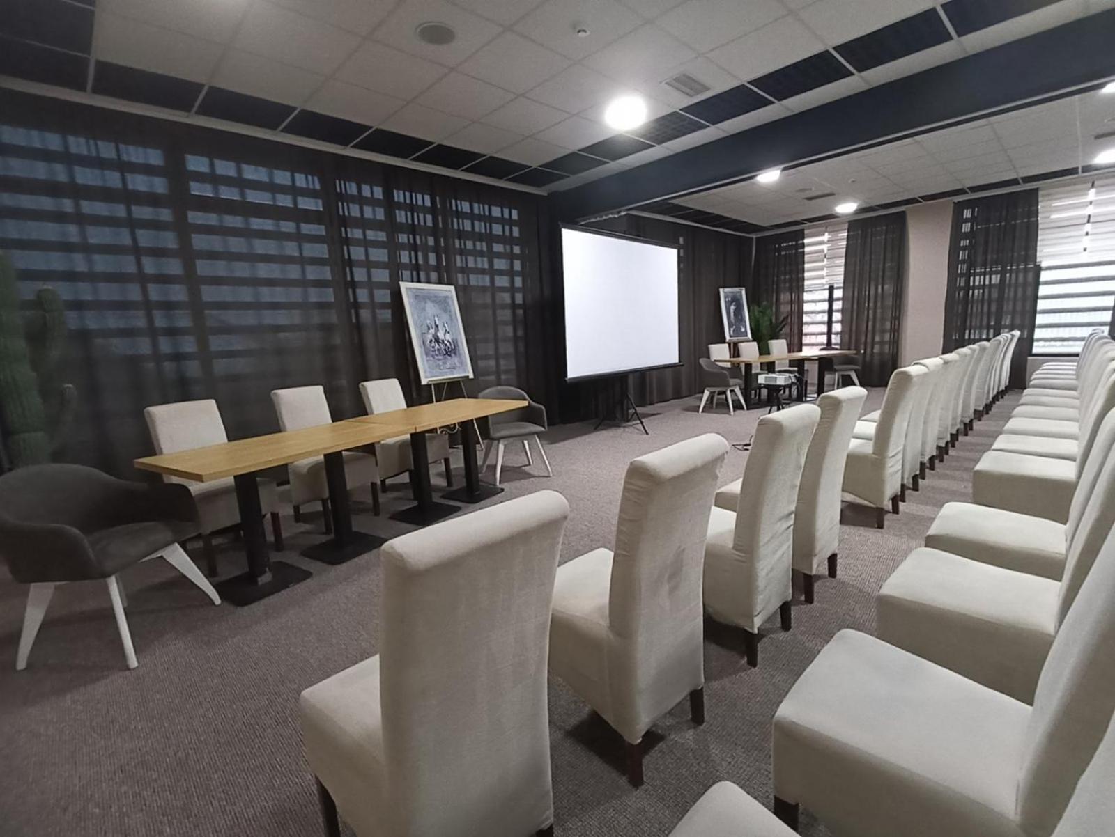 Garnet Hotel & Event Centar รูมา ภายนอก รูปภาพ